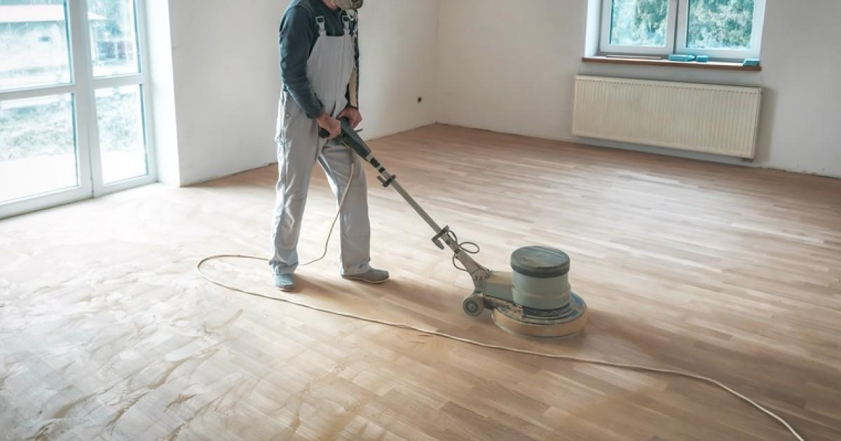 Renovatie van een houten vloer met schuurmachine in Leeuwarden